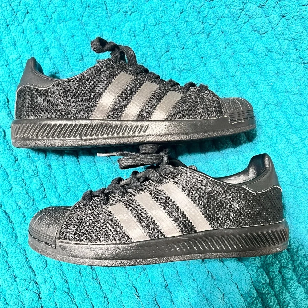Adidas Shelltoe - Picture 2 of 3
